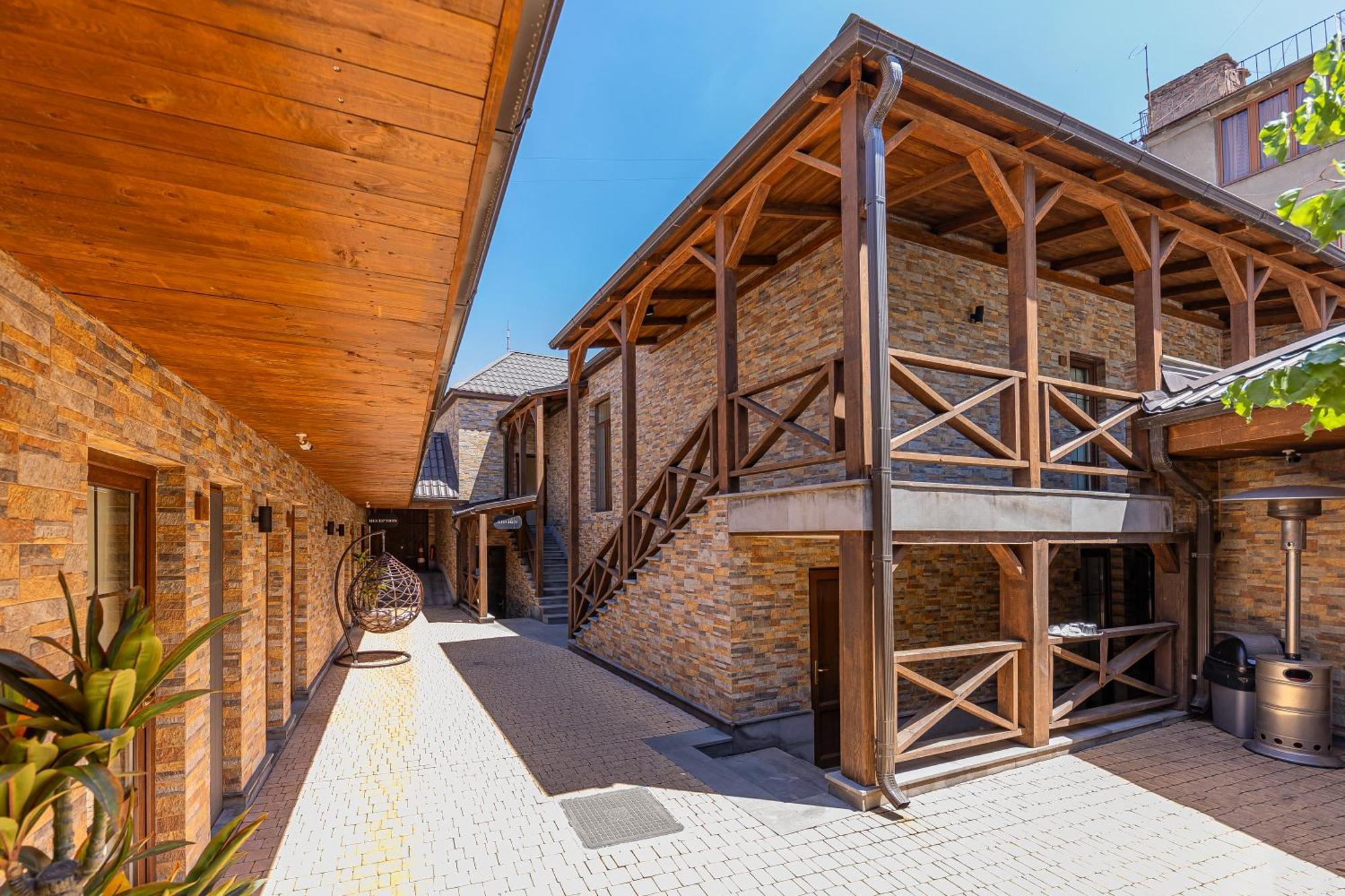 Boutique Living Hotel Yerevan Bagian luar foto