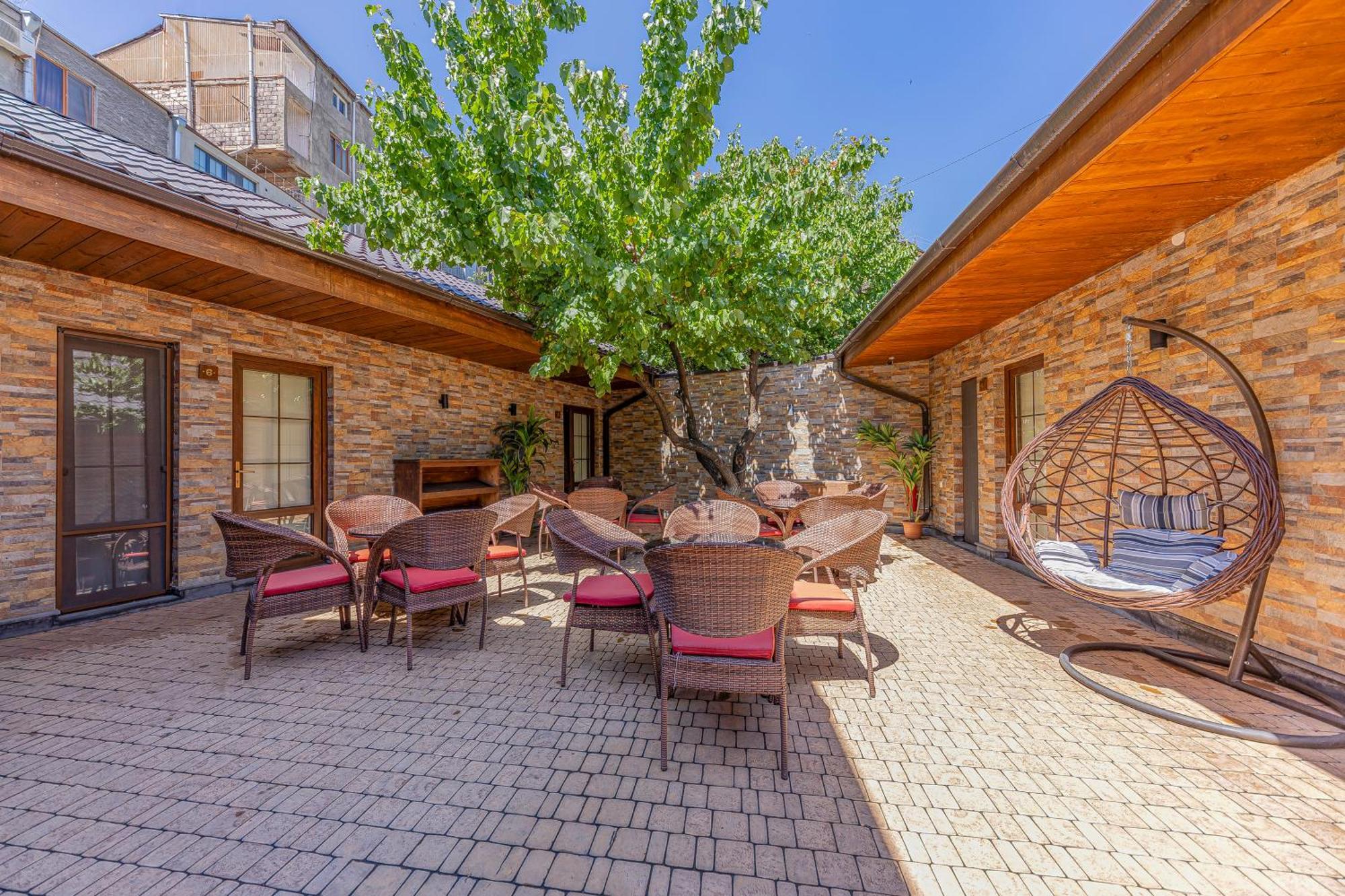 Boutique Living Hotel Yerevan Bagian luar foto