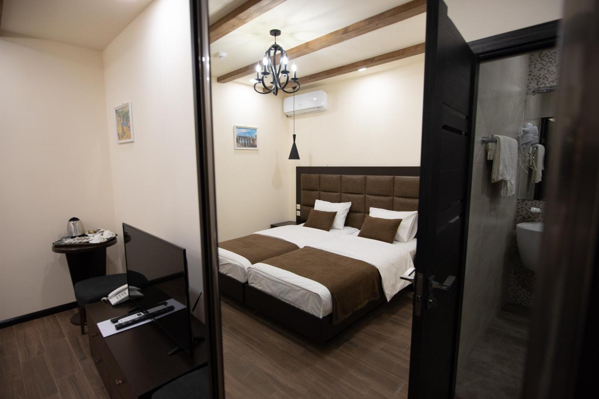 Boutique Living Hotel Yerevan Bagian luar foto