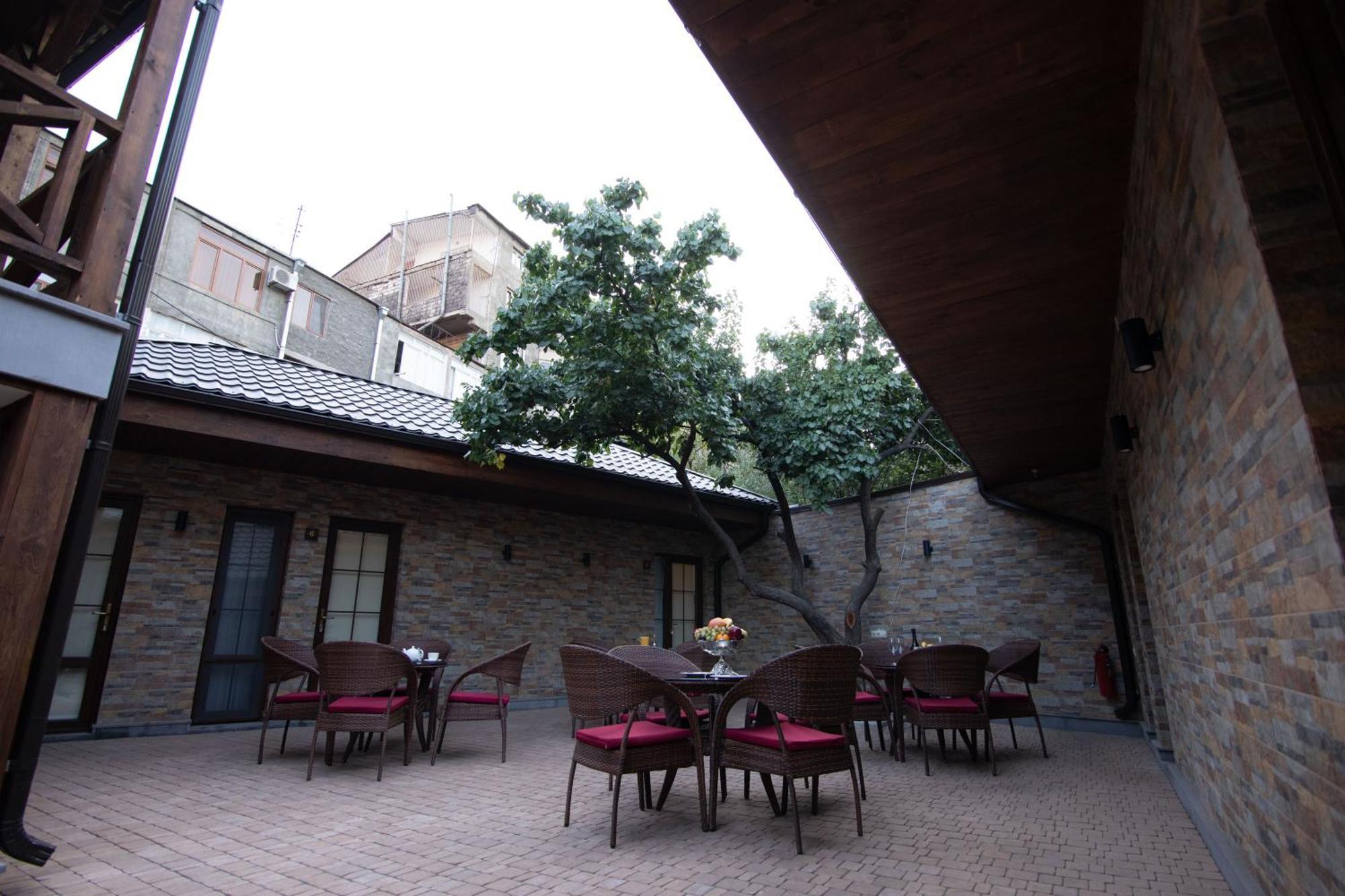Boutique Living Hotel Yerevan Bagian luar foto