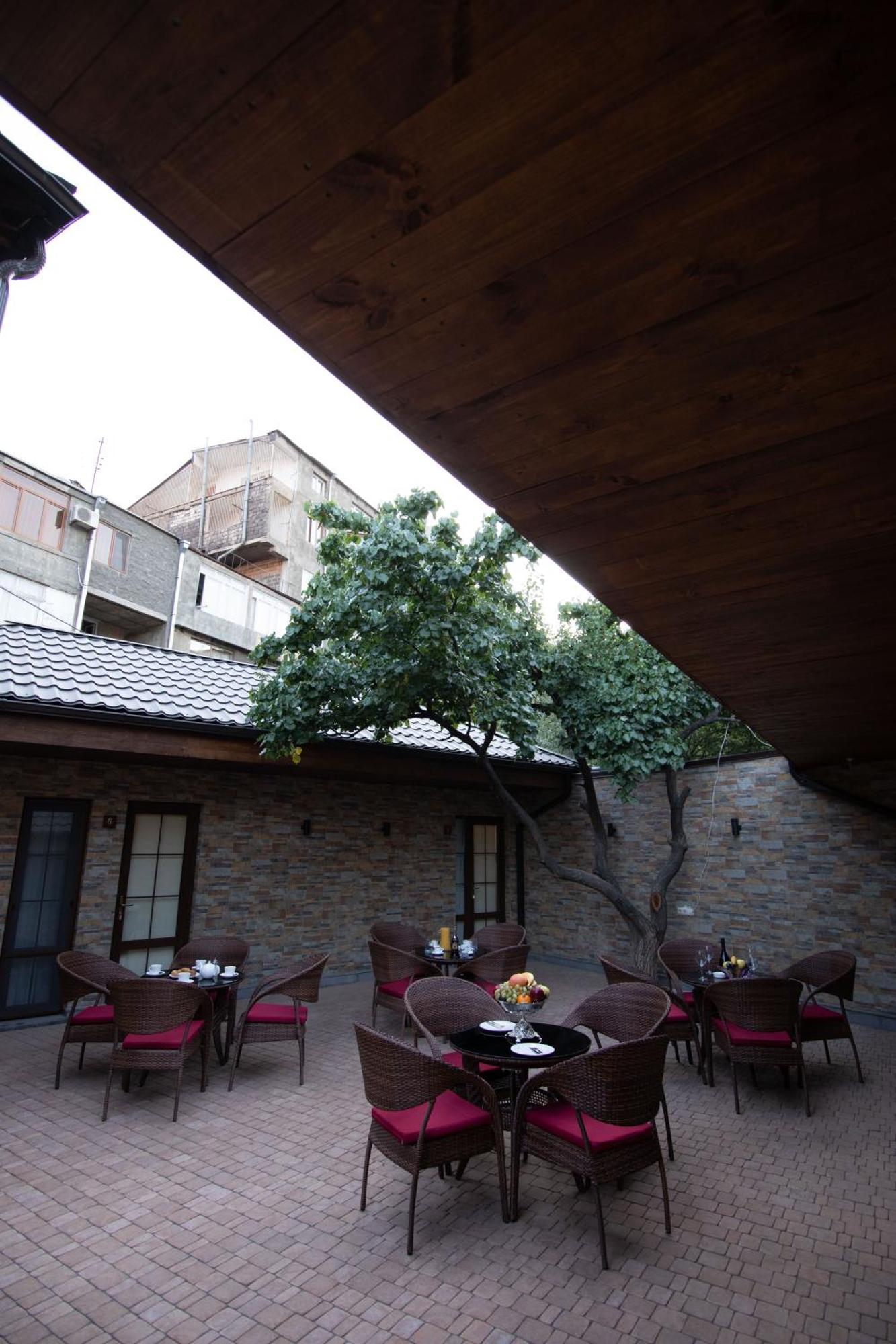 Boutique Living Hotel Yerevan Bagian luar foto